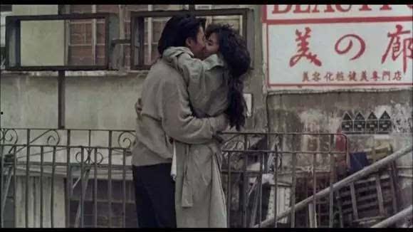 他的吻带着硝烟,战火中的深情告白  第3张